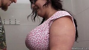 Obese girlfriend rails gigantic lollipop in the wc
